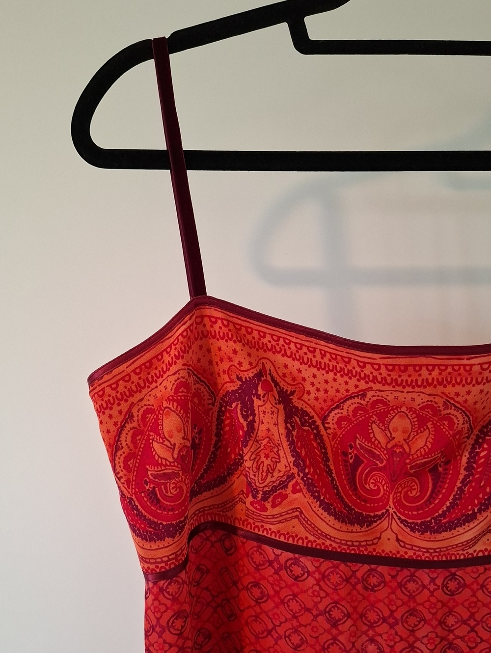 Vintage Y2K Laundry by Shelli Segal Red Maxi Velvet Strap Batik Dress (US 14) - Picture 3 of 11